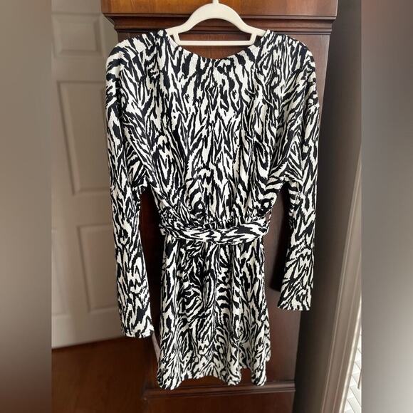 ✨ASOS DESIGN✨ Textured Zebra Print Mini Dress - Picture 5 of 10
